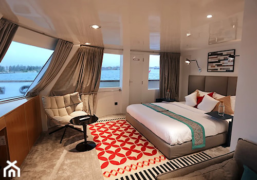 JACHT - Azalea Cruize - Duża biała sypialnia, styl nowoczesny - zdjęcie od oshi pracownia projektowa