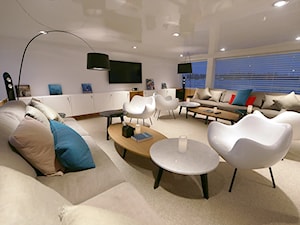 JACHT - Azalea Cruize - Duży biały salon, styl nowoczesny - zdjęcie od oshi pracownia projektowa