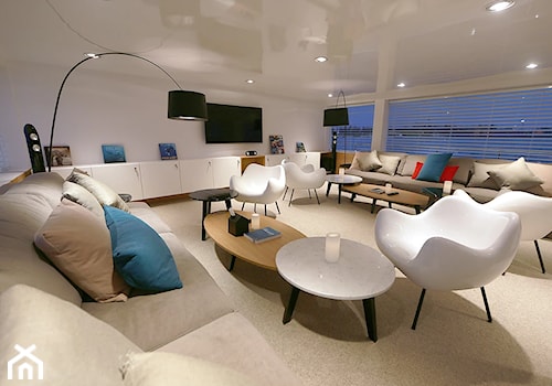 JACHT - Azalea Cruize - Duży biały salon, styl nowoczesny - zdjęcie od oshi pracownia projektowa