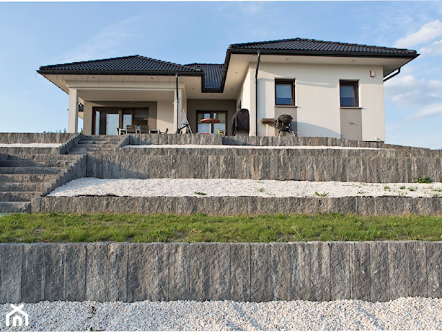 Dom na wzgórzu z monumentalnymi palisadami Uni Split.