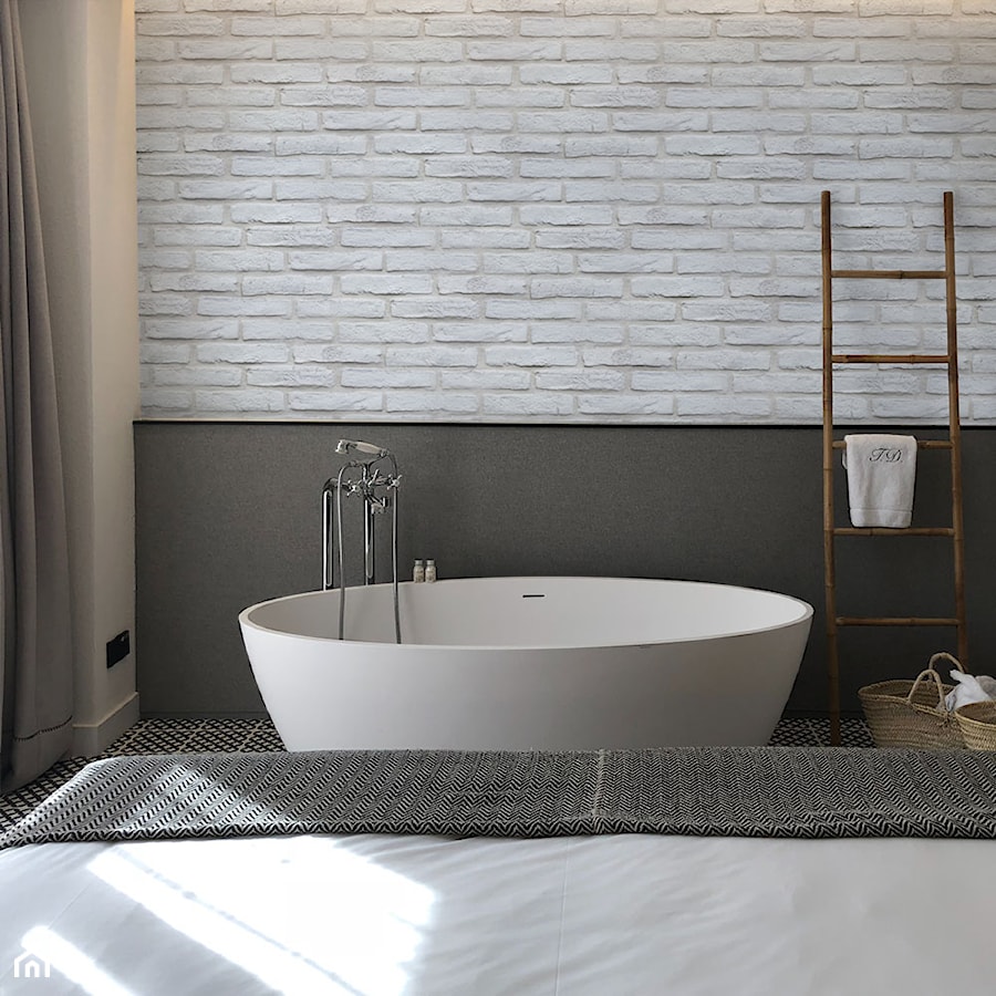 Kamień dekoracjny - Mała łazienka z oknem, styl minimalistyczny - zdjęcie od BRUK-BET