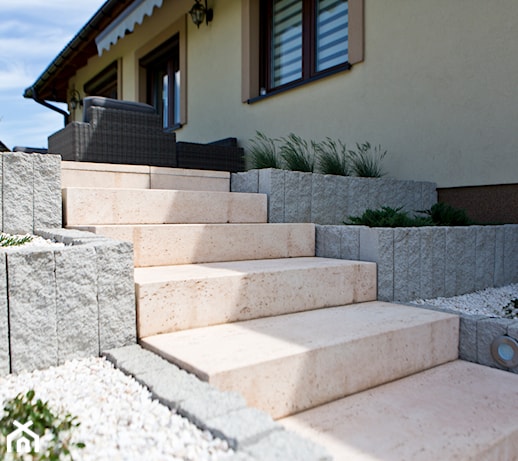 Stopnie blokowe, czyli szybki sposób na budowę funkcjonalnych i estetycznych schodów zewnętrznych