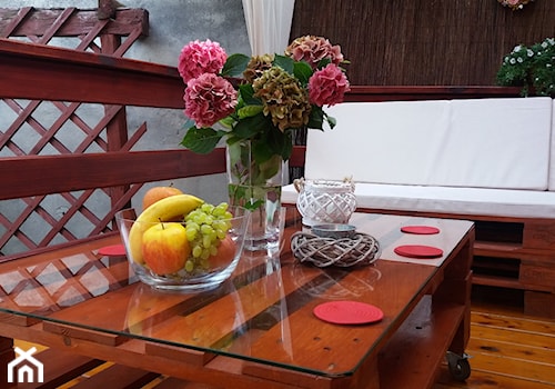 #mojtaras - Średni z donicami na kwiaty z meblami z palet taras z tyłu domu - zdjęcie od Renata Hanek