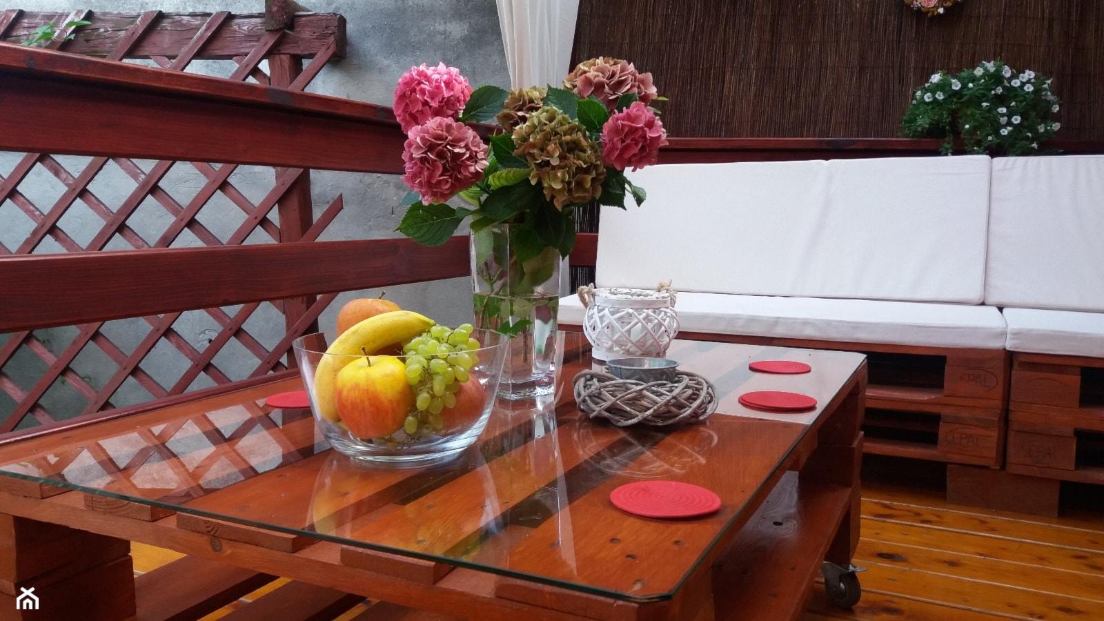 #mojtaras - Średni z donicami na kwiaty z meblami z palet taras z tyłu domu - zdjęcie od Renata Hanek - Homebook