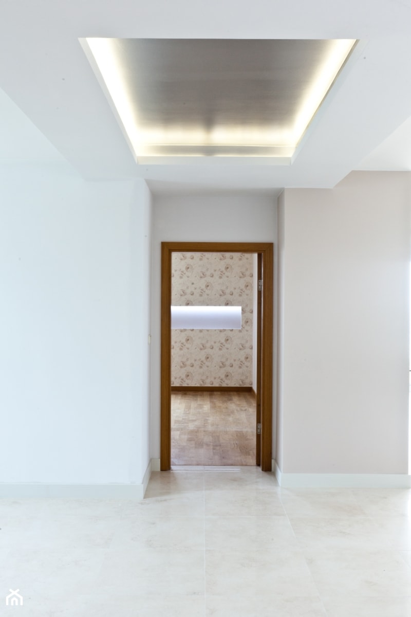 hol z podświetlanym sufitem - zdjęcie od Karolina Wolska - pracownia architektoniczna