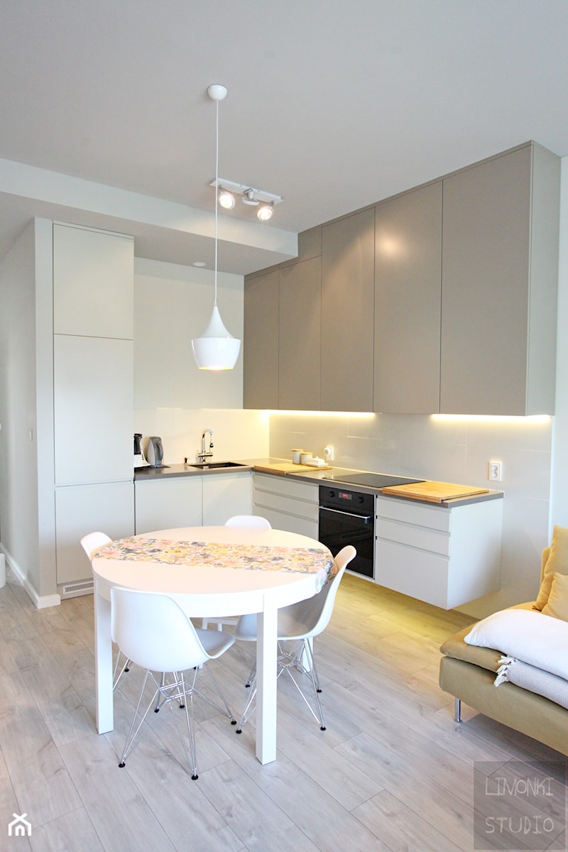 Mieszkanie w stulu minimalistycznym - Średnia szara jadalnia w salonie w kuchni - zdjęcie od Limonki studio