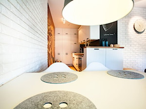 Średnia biała jadalnia w salonie - zdjęcie od Limonki studio