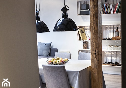 Poddasze dla singla - Średnia szara jadalnia jako osobne pomieszczenie, styl skandynawski - zdjęcie od Limonki studio