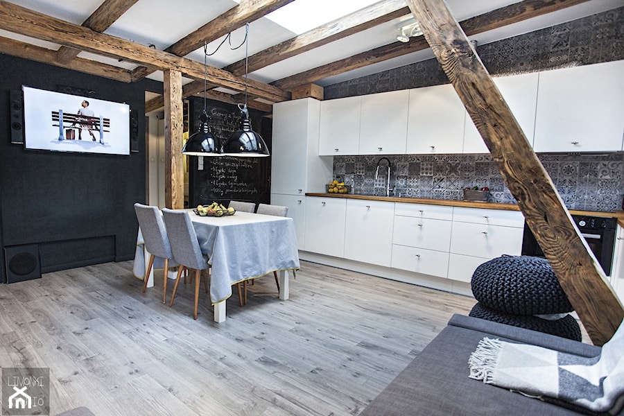 Poddasze dla singla - Średnia otwarta z salonem czarna z zabudowaną lodówką z podblatowym zlewozmywakiem kuchnia jednorzędowa, styl skandynawski - zdjęcie od Limonki studio