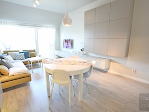 Mieszkanie w stulu minimalistycznym - Średnia szara jadalnia w salonie - zdjęcie od Limonki studio