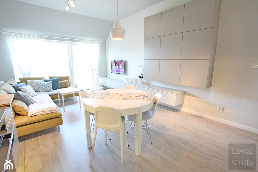 Mieszkanie w stulu minimalistycznym - Średnia szara jadalnia w salonie - zdjęcie od Limonki studio