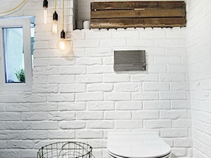 Poddasze dla singla - Mała na poddaszu łazienka z oknem, styl skandynawski - zdjęcie od Limonki studio