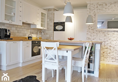 Mieszkanie w stulu klasycznym - Średnia szara jadalnia w kuchni - zdjęcie od Limonki studio