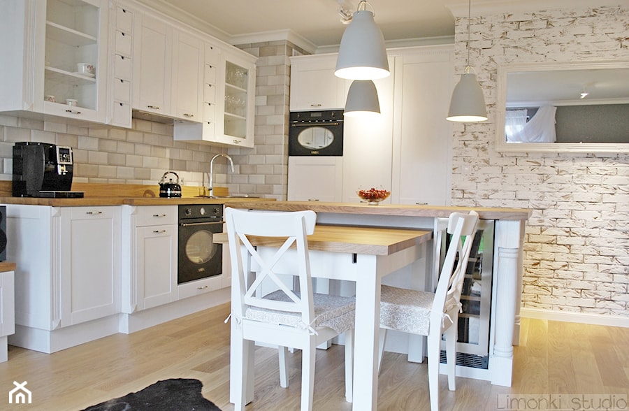 Mieszkanie w stulu klasycznym - Średnia szara jadalnia w kuchni - zdjęcie od Limonki studio