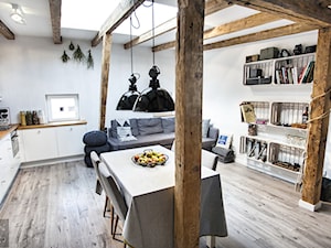 Poddasze dla singla - Mały biały salon z kuchnią z jadalnią z bibiloteczką, styl skandynawski - zdjęcie od Limonki studio