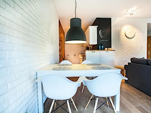 Średnia biała czarna jadalnia w salonie - zdjęcie od Limonki studio
