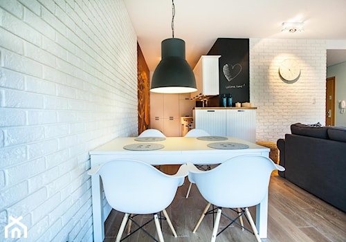 Średnia biała czarna jadalnia w salonie - zdjęcie od Limonki studio