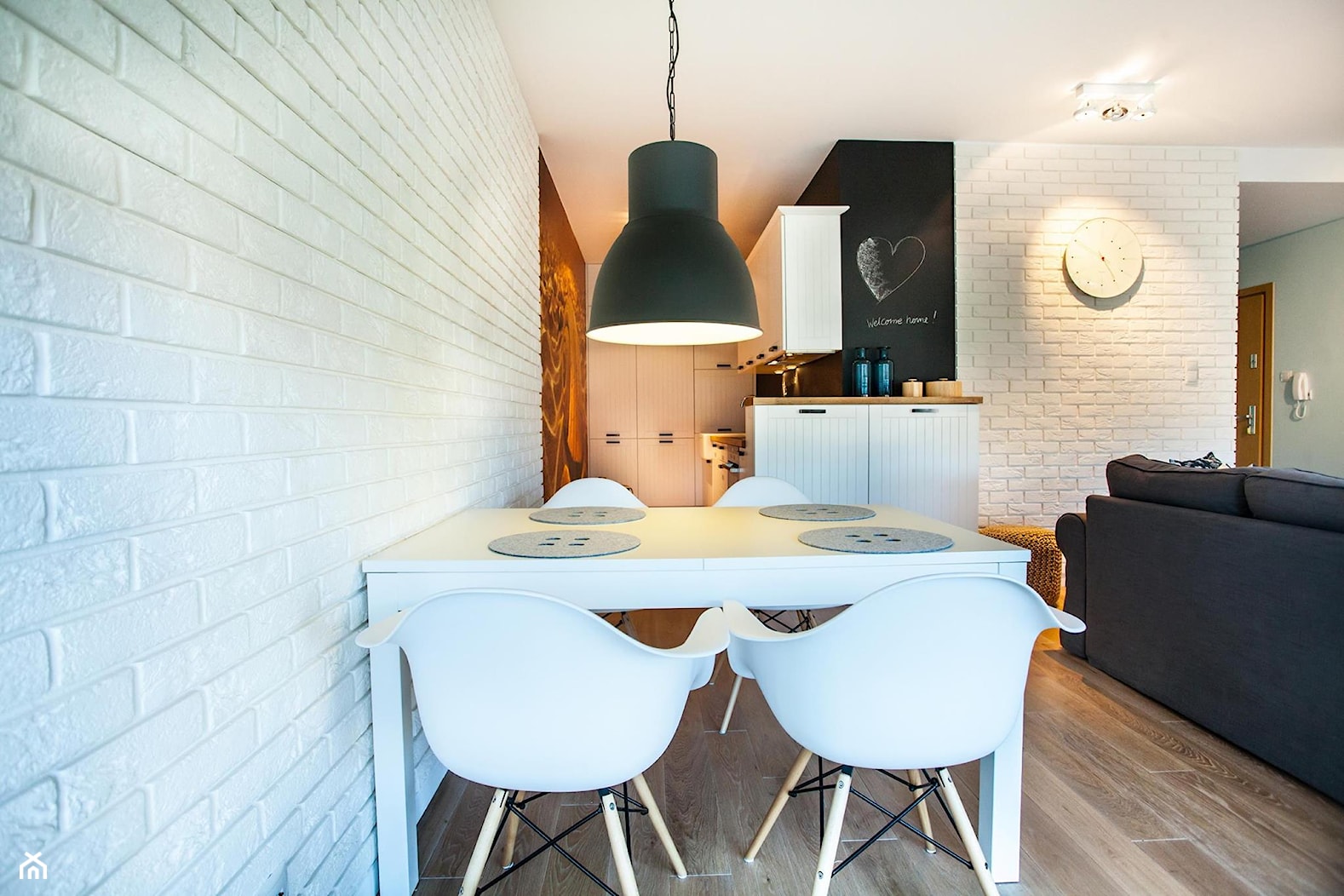 Średnia biała czarna jadalnia w salonie - zdjęcie od Limonki studio - Homebook