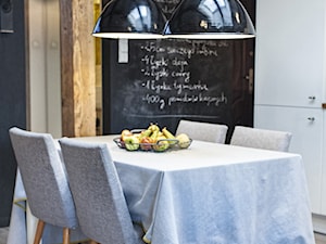 Poddasze dla singla - Średnia czarna jadalnia w kuchni, styl skandynawski - zdjęcie od Limonki studio