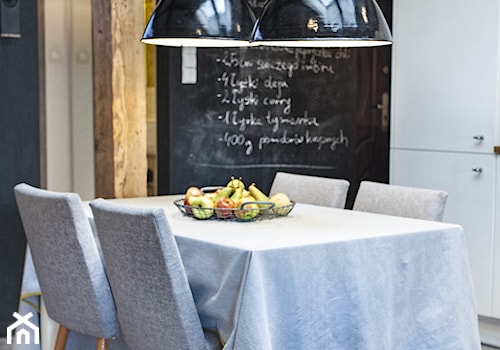 Poddasze dla singla - Średnia czarna jadalnia w kuchni, styl skandynawski - zdjęcie od Limonki studio