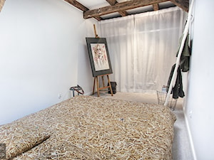 Poddasze dla singla - Mała biała sypialnia, styl skandynawski - zdjęcie od Limonki studio
