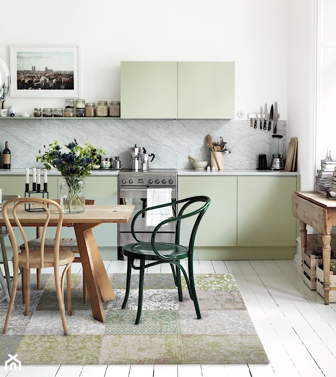 zielone meble kuchenne i biała podłoga w kuchni 