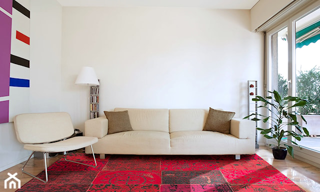 nowoczesny salon z dywanem patchwork