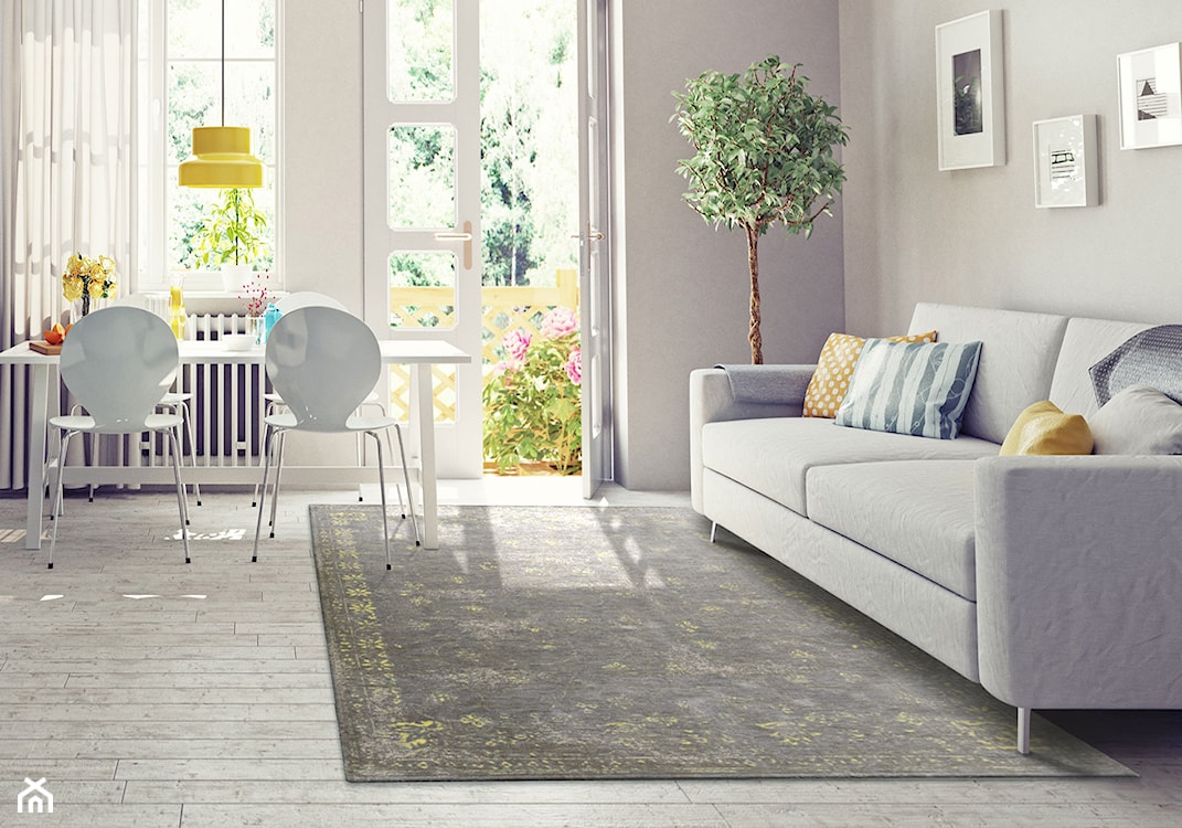 szara sofa z kolorowymi poduszkami i biały stół