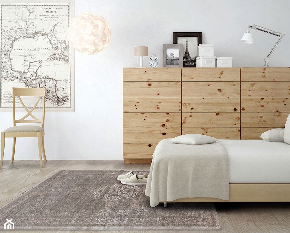 brązowy dywan i drewniana komoda w sypialni