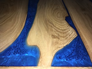 Stolik kawowy - niebieskie fale - zdjęcie od Indigo Timber