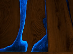Stolik świecący w ciemności - niebieski - zdjęcie od Indigo Timber
