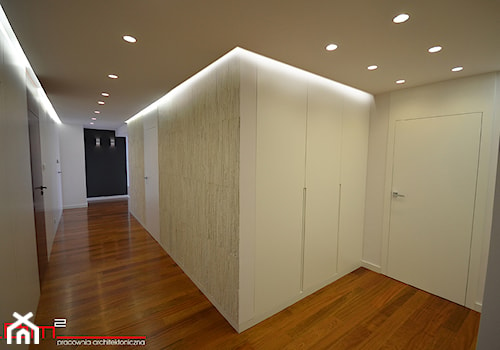 apartament 140m2 - Duży beżowy biały hol / przedpokój, styl minimalistyczny - zdjęcie od bm2 brzostek maciej