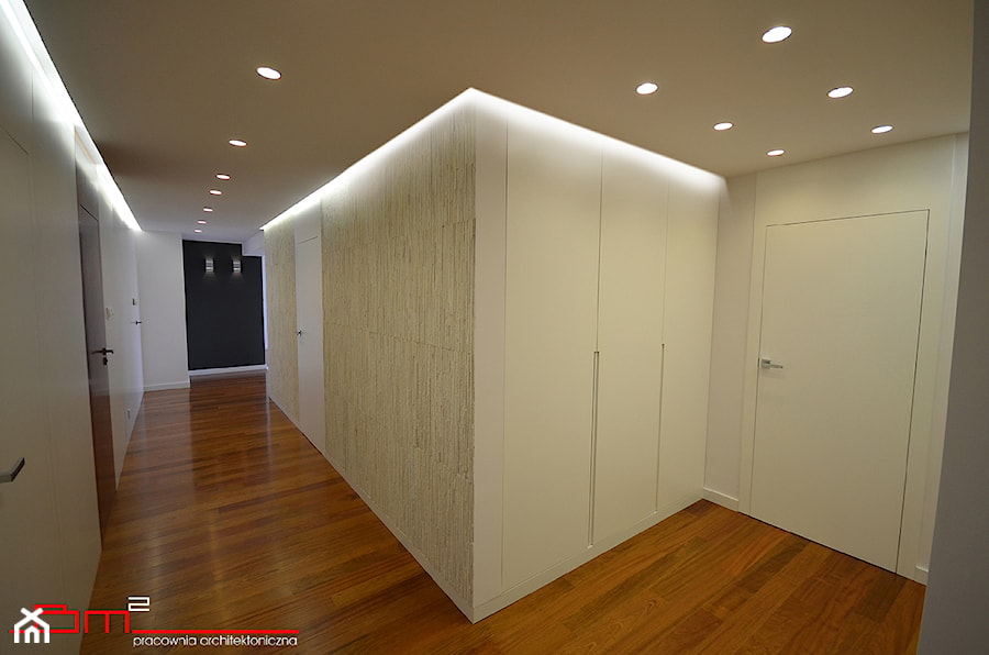 apartament 140m2 - Duży beżowy biały hol / przedpokój, styl minimalistyczny - zdjęcie od bm2 brzostek maciej