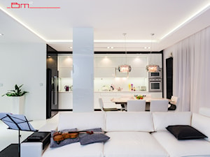 czarno- biały apartament 125m2 - Średnia otwarta z salonem biała z zabudowaną lodówką kuchnia jednorzędowa z kompozytem na ścianie nad blatem kuchennym, styl nowoczesny - zdjęcie od bm2 brzostek maciej