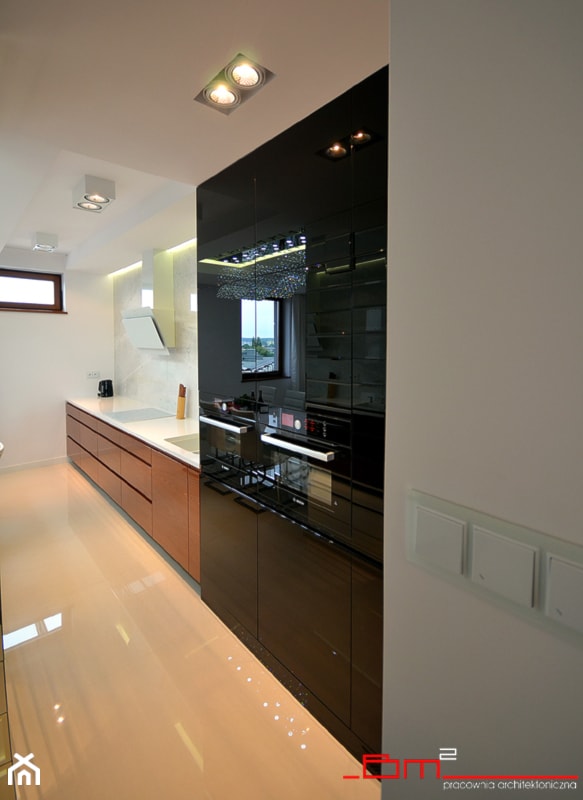 apartament 140m2 - Duża zamknięta z kamiennym blatem biała szara z zabudowaną lodówką z podblatowym zlewozmywakiem kuchnia jednorzędowa z oknem z marmurem nad blatem kuchennym, styl minimalistyczny - zdjęcie od bm2 brzostek maciej