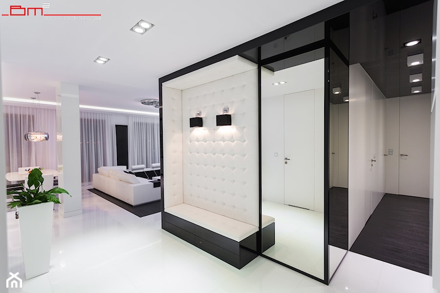 czarno- biały apartament 125m2 - Duży biały czarny hol / przedpokój, styl minimalistyczny - zdjęcie od bm2 brzostek maciej