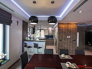 dom 300m2 - Duża biała jadalnia w salonie w kuchni, styl nowoczesny - zdjęcie od bm2 brzostek maciej