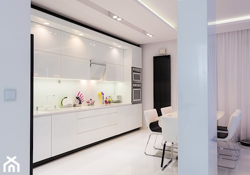 czarno- biały apartament 125m2 - Średnia otwarta z salonem biała z zabudowaną lodówką kuchnia jednorzędowa z kompozytem na ścianie nad blatem kuchennym, styl nowoczesny - zdjęcie od bm2 brzostek maciej