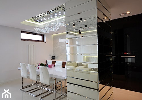apartament 140m2 - Duża szara jadalnia w salonie w kuchni, styl minimalistyczny - zdjęcie od bm2 brzostek maciej