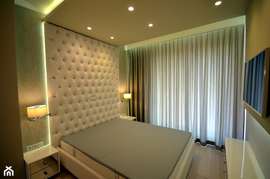 czarno- biały apartament 125m2 - Mała biała sypialnia z balkonem / tarasem, styl nowoczesny - zdjęcie od bm2 brzostek maciej