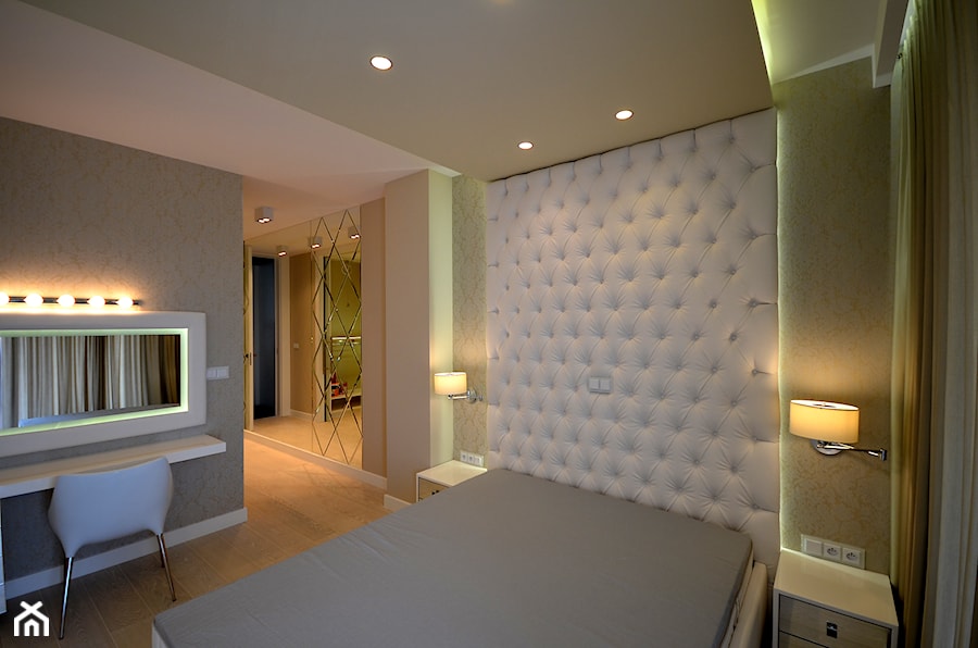czarno- biały apartament 125m2 - Średnia beżowa biała sypialnia, styl nowoczesny - zdjęcie od bm2 brzostek maciej