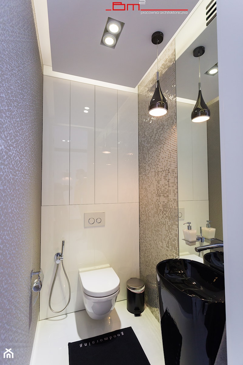czarno- biały apartament 125m2 - Mała bez okna z punktowym oświetleniem łazienka, styl nowoczesny - zdjęcie od bm2 brzostek maciej
