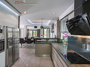 dom 300m2 - Średnia otwarta biała z lodówką wolnostojącą kuchnia w kształcie litery g z wyspą lub półwyspem, styl nowoczesny - zdjęcie od bm2 brzostek maciej