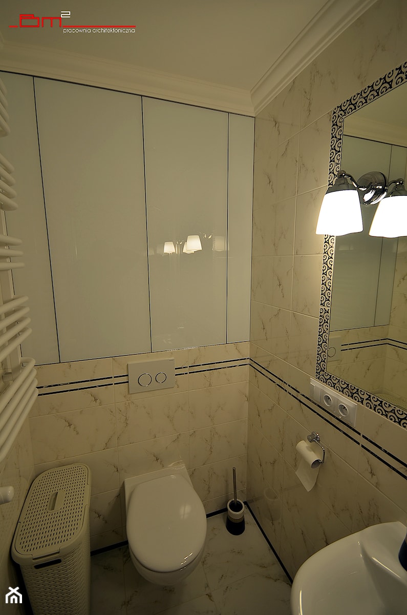 mieszkanie 90m2 - Mała bez okna z lustrem z marmurową podłogą łazienka, styl tradycyjny - zdjęcie od bm2 brzostek maciej
