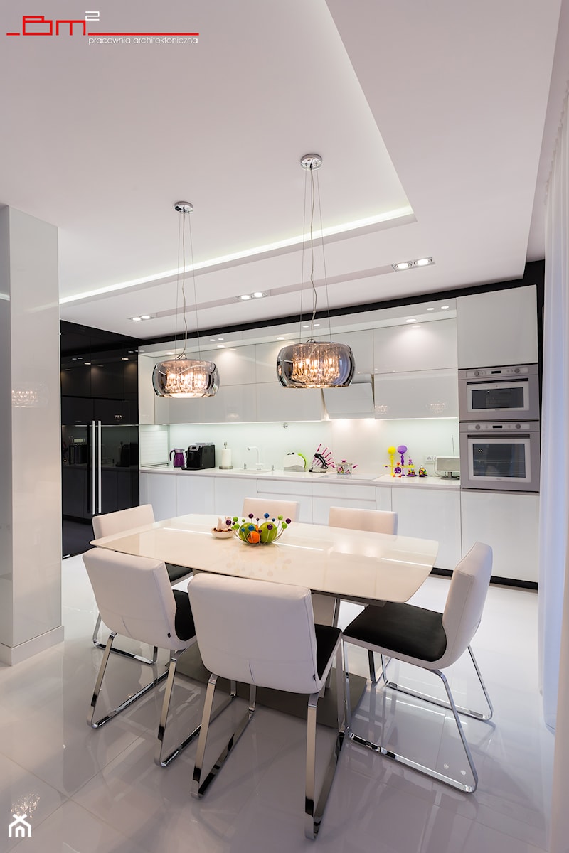 czarno- biały apartament 125m2 - Średnia biała jadalnia w kuchni, styl nowoczesny - zdjęcie od bm2 brzostek maciej