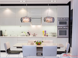 czarno- biały apartament 125m2 - Średnia otwarta z salonem biała z zabudowaną lodówką z nablatowym zlewozmywakiem kuchnia jednorzędowa, styl nowoczesny - zdjęcie od bm2 brzostek maciej