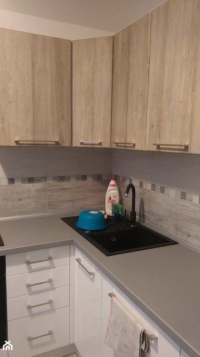 Metamorfoza mieszkania w bloku - Ozorków - Mała otwarta z kamiennym blatem szara z zabudowaną lodówką z nablatowym zlewozmywakiem kuchnia w kształcie litery l, styl skandynawski - zdjęcie od Katarzyna Pewniak
