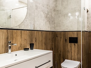 Mieszkanie weekendowe Białka Tatrzańska - Średnia z lustrem z owalnym lustrem z białą ceramiką ze srebrną armaturą łazienka, styl nowoczesny - zdjęcie od Krecha Studio