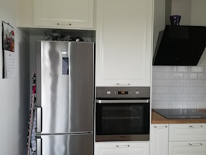 Kuchnie - Mała otwarta biała z zabudowaną lodówką kuchnia jednorzędowa, styl rustykalny - zdjęcie od jaminska.pl