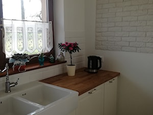 Kuchnie - Mała biała z nablatowym zlewozmywakiem kuchnia jednorzędowa z oknem, styl rustykalny - zdjęcie od jaminska.pl